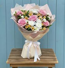 Букет цветов из:  Гвоздики, Орхидеи и Розы в Альметьевске