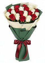 Букет Микс из красных и белых роз в Альметьевске