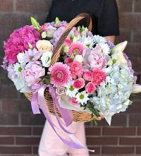 Композиция солнечный день в Альметьевске Цветочная композиция из Розы, Хризантемы, Пионы и Лизиантусы в корзине в Альметьевске