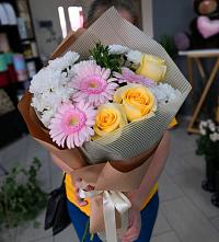 Букет цветов из:  Герберы, Розы и Хризантемы в Альметьевске
