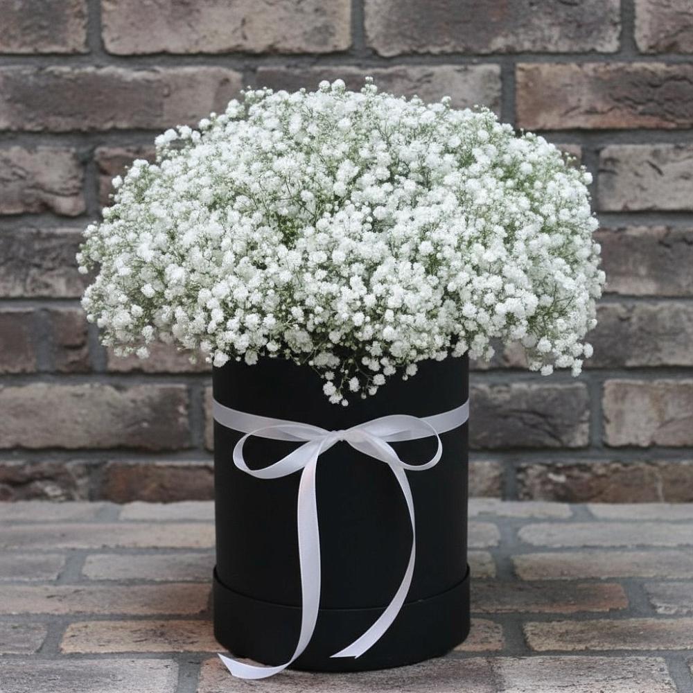 Цветочная композиция из Гипсофила в шляпной коробке в Альметьевске