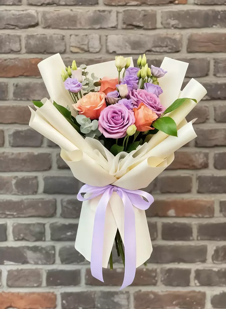 Букет цветов из: Лизиантусы и Розы в Альметьевске