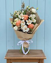 Букет цветов из:  Альстромерии, Лизиантусы, Розы и Хризантемы в Альметьевске