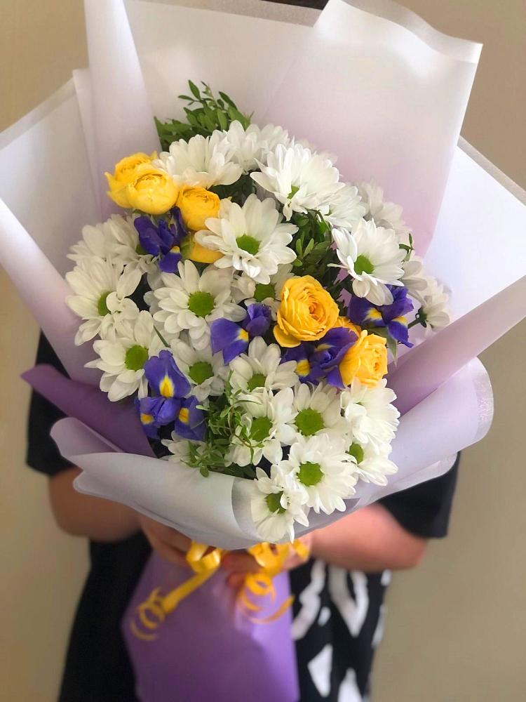 Букет цветов из: Ирисы, Хризантемы и Розы в Альметьевске