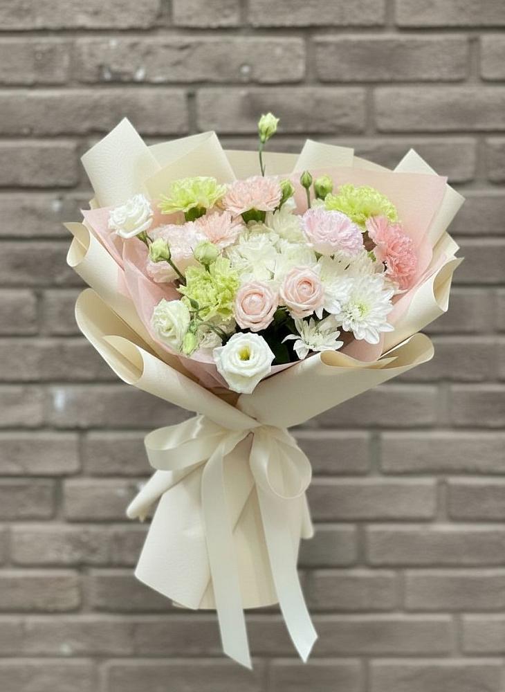 Букет цветов из: Гвоздики, Розы, Лизиантусы и Хризантемы в Альметьевске