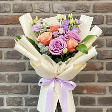 Букет цветов из:  Лизиантусы и Розы в Альметьевске