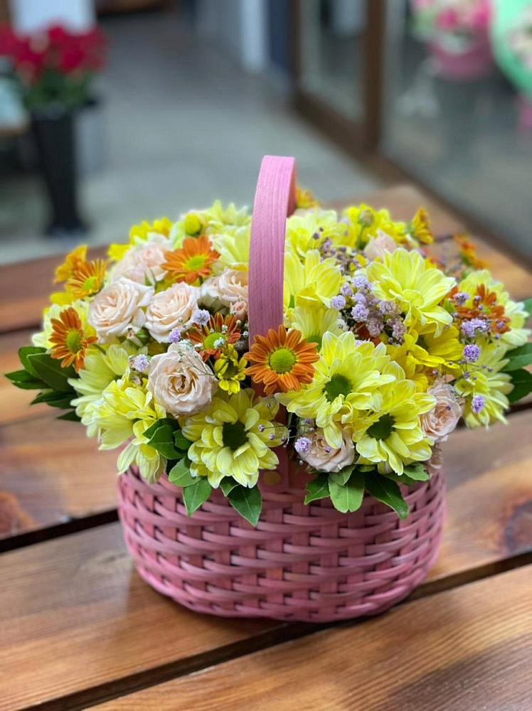 Цветочная композиция из Хризантемы и Розы в корзине в Альметьевске
