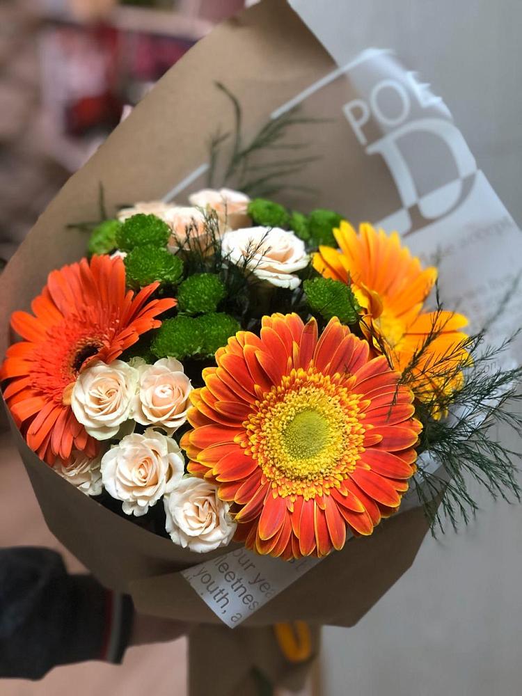 Букет цветов из: Герберы, Хризантемы и Розы в Альметьевске