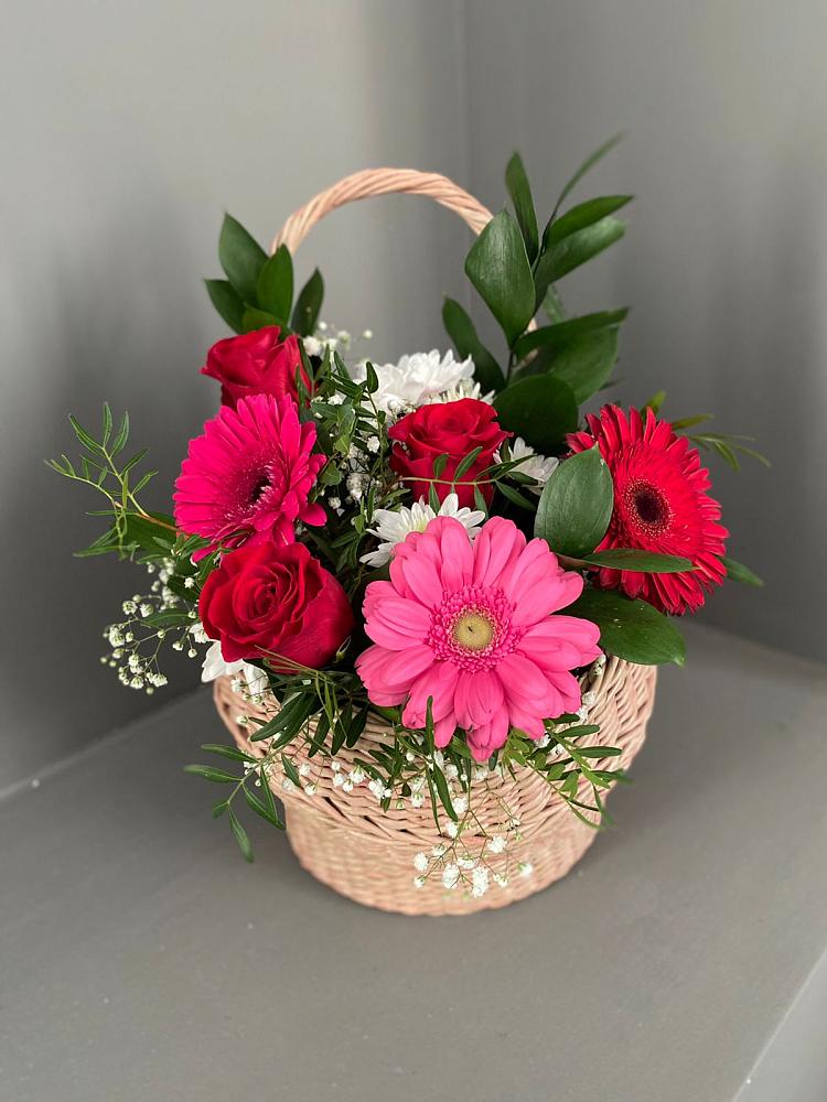 Цветочная композиция из Розы, Хризантемы и Герберы в корзине в Альметьевске