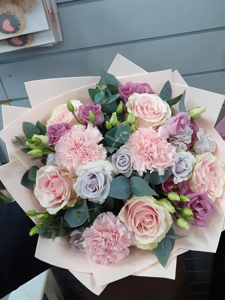 Букет цветов из: Розы, Гвоздики и Лизиантусы в Альметьевске