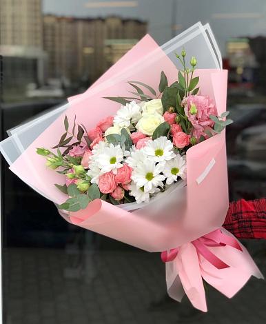 Букет цветов из: Розы, Лизиантусы и Хризантемы в Альметьевске