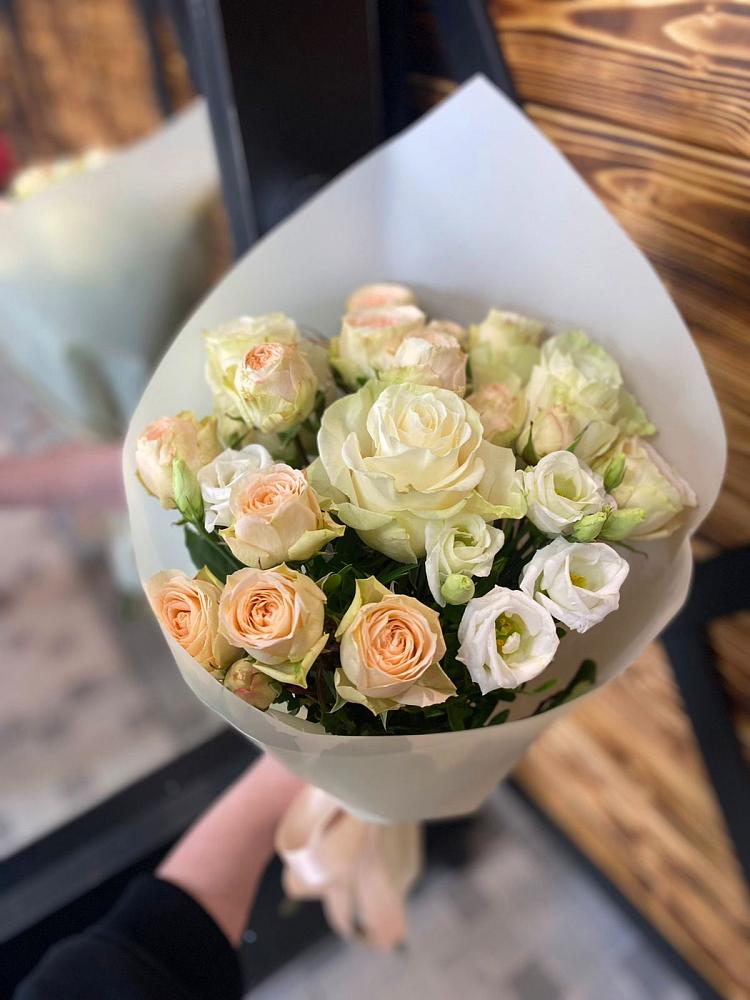 Букет цветов из: Розы и Лизиантусы в Альметьевске